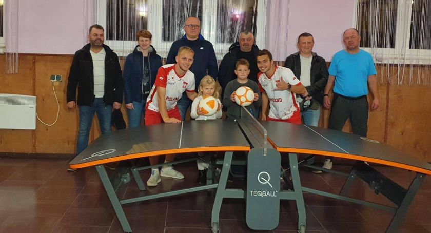 Mieszkańcy Wężewa grają w teqball. 