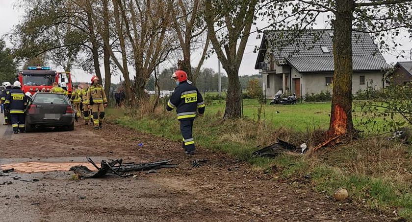 Stracił panowanie nad pojazdem i uderzył nim w drzewo. Był pod wpływem