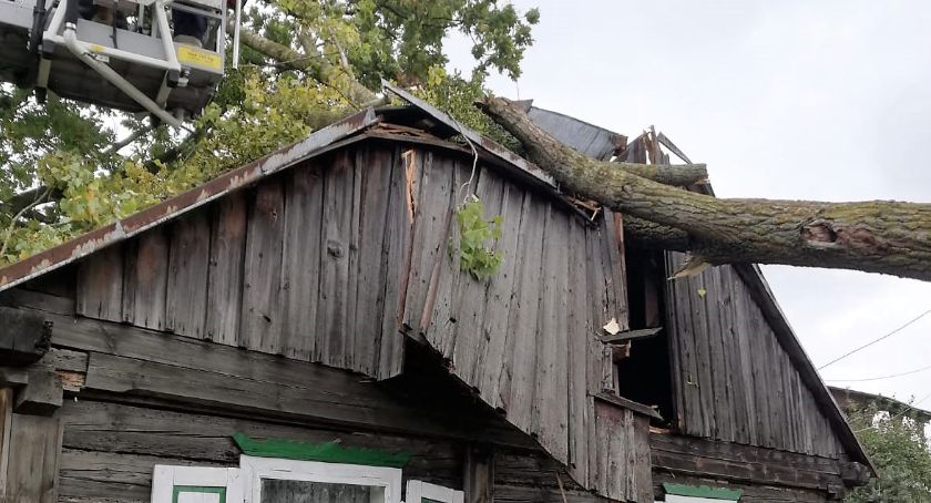 Przewrócone drzewo na budynek domu jednorodzinnego w Krukowie.