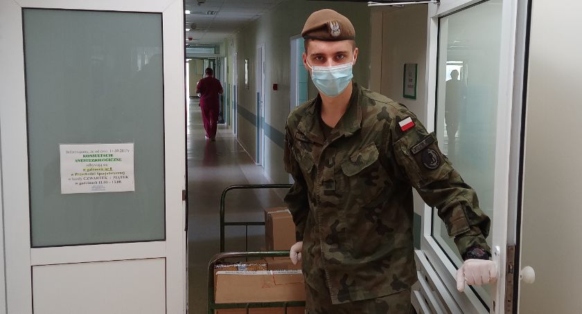 Pełnią służby w Szpitalach, monitorują osoby na kwarantannie, dostarczają środki ochrony osobistej