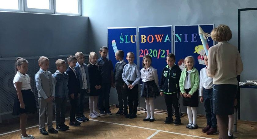 Pasowanie pierwszaków w Nowej Krępie