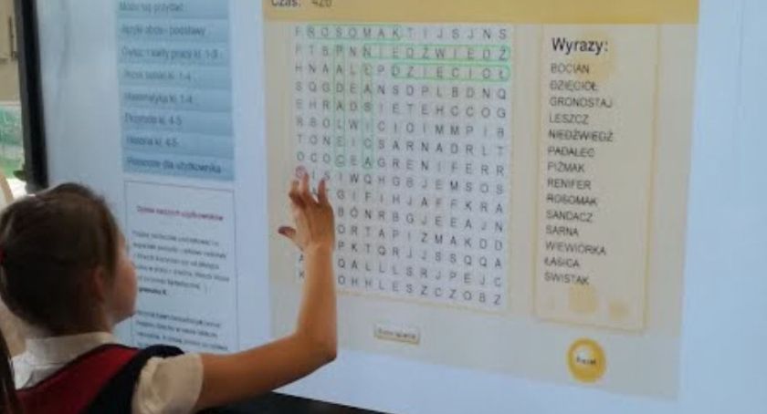 Osiem aktywnych tablic trafi do przasnyskich szkół