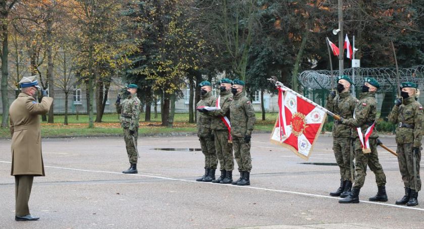 Dwudziestu czterech żołnierzy wypowiedziało słowa roty przysięgi wojskowej