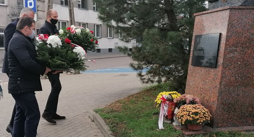 Delegacje Powiatu i Miasta symbolicznie upamiętniły 102. rocznicę odzyskania niepodległości przez Polskę