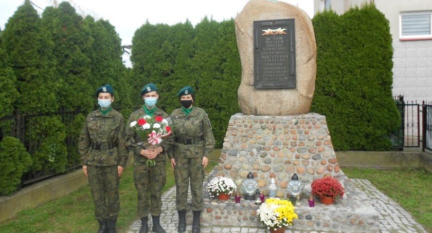Delegacja przasnyskiego ZSP złożyła kwiaty przy przasnyskich pomnikach