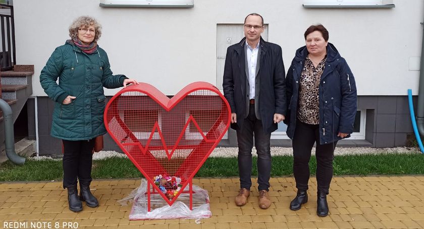Serce od Banku Żywności w Ciechanowie stanęło przed Urzędem Gminy w Jednorożcu