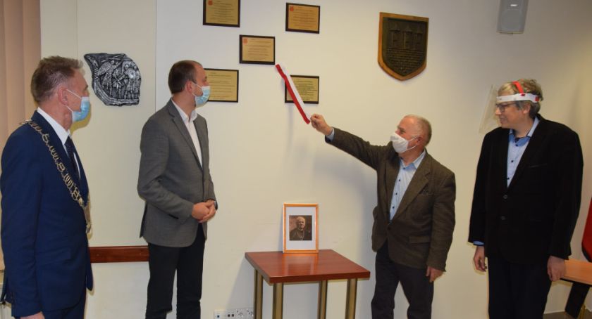 Uroczyste odsłonięcie tablicy pamiątkowej poświęconej pamięci ks. Stanisława Czaplińskiego. 