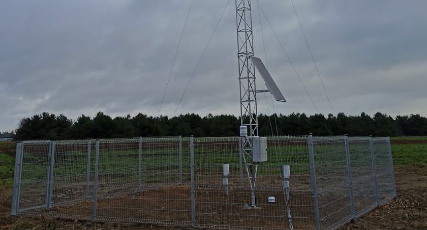Jednorożec uzbrojony w stację meteorologiczną monitorującą susze rolnicze