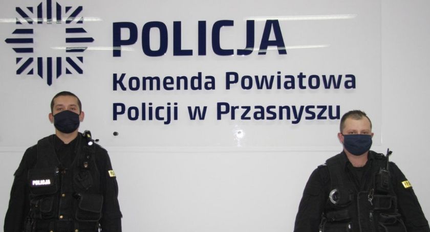 Policjanci wyprowadzili mężczyznę z płonącego domu