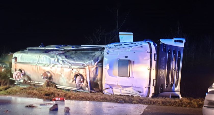 Wypadek samochodu ciężarowego w miejscowości Jednorożec [Aktualizacja]
