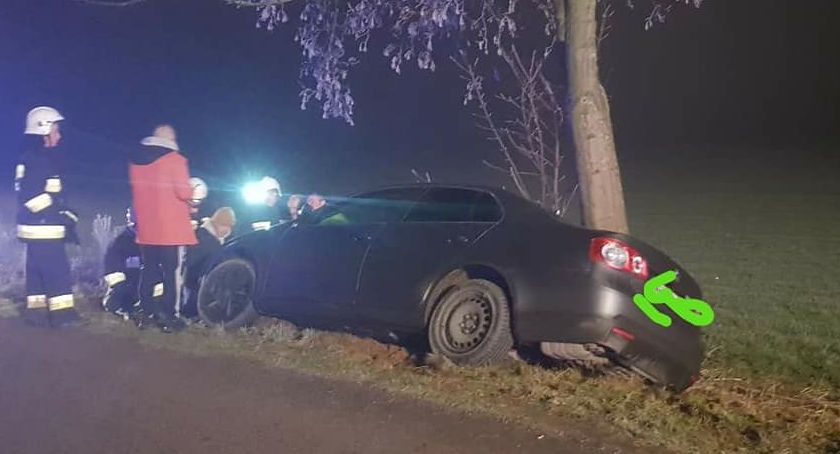 Auto wypadło z drogi w Czernicach Nowych