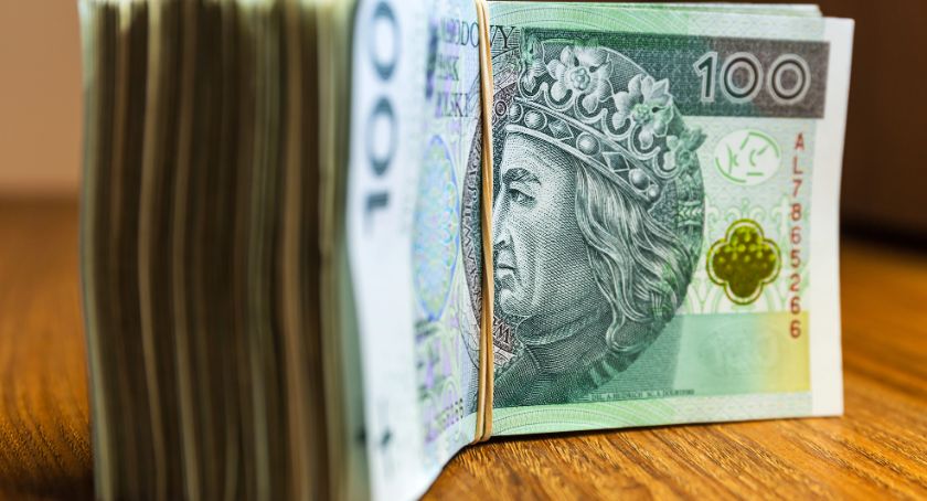 Pracownica Banku wyprowadziła z kont klientów ponad 300 tysięcy złotych.