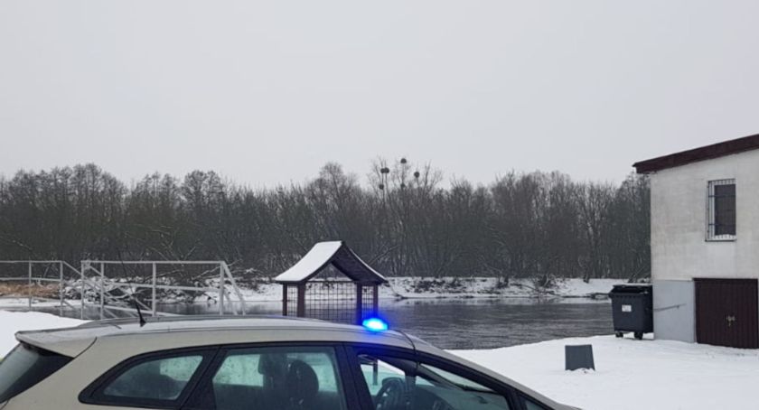 50-latek wpadł do lodowatej rzeki. Uratowali go dwaj Policjanci