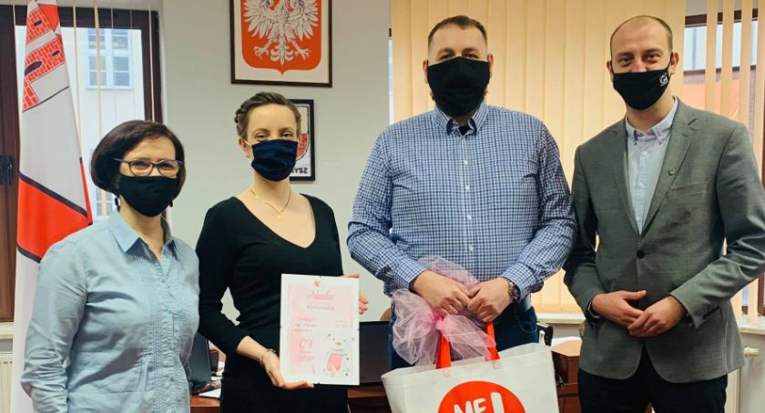 Rodzice pierwszego nowo narodzonego dziecka w roku 2021 z wizytą u Burmistrza