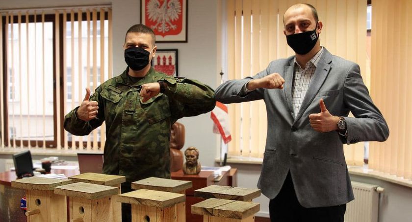 2. ORel Przasnysz przekazuje Miastu Przasnysz budki dla ptaków