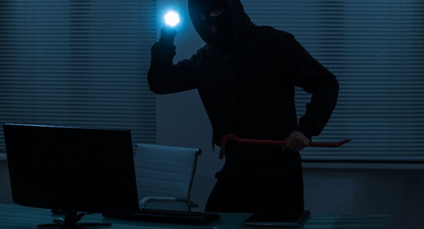 Podejrzany o kradzież z włamaniem do sklepu komputerowego zatrzymany przez policjantów