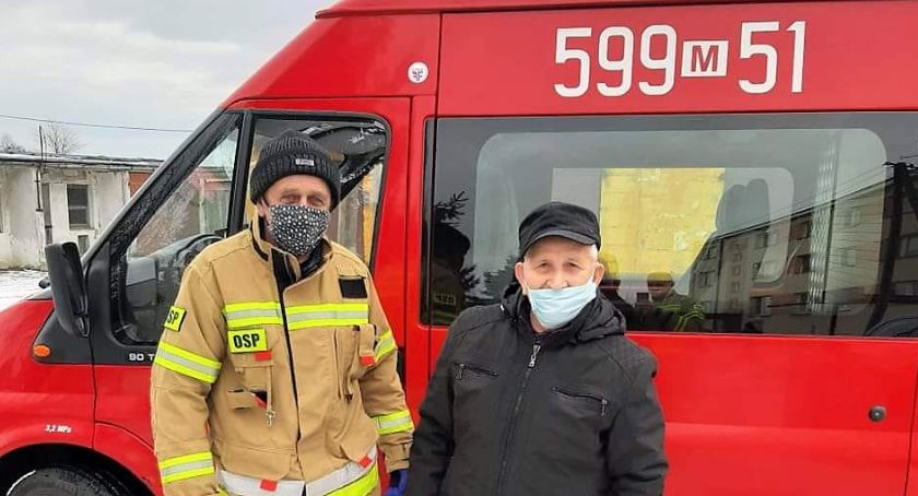 Strażacy pomagają dotrzeć do punktów szczepień. 