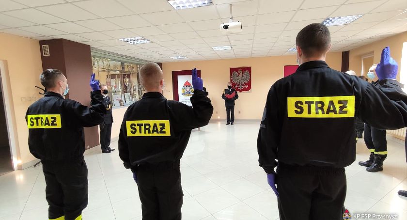 Uroczyście ślubowali. Trzech nowych strażaków w szeregach przasnyskiej Straży