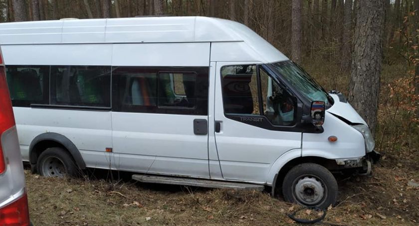 Bus wypadł z drogi i uderzył w drzewo. Jedna osoba trafiła do szpitala [Aktualizacja]