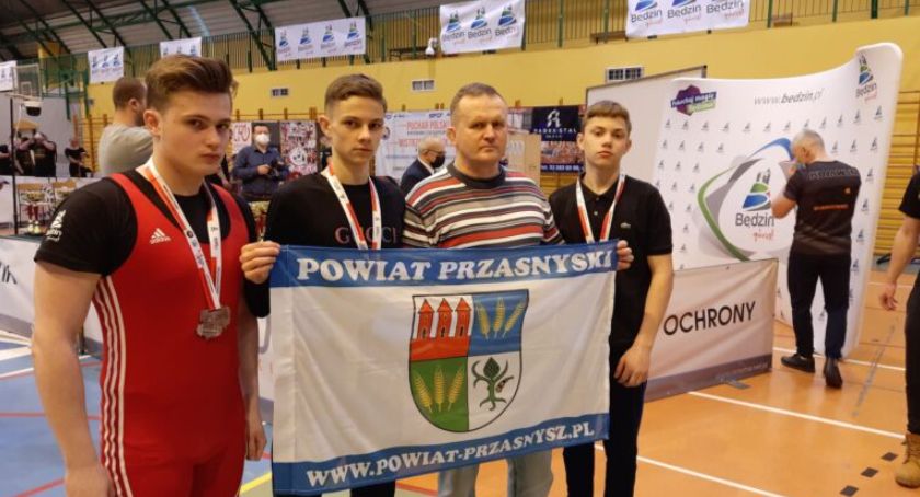 Reprezentacja LKS Grom na podium w Mistrzostwach Polski. Przasnyszanie zdobyli mistrzostwo, vice mistrzostwo i brązowy medal
