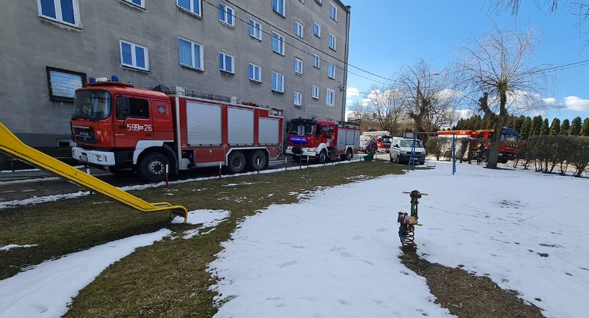 Zadymienie w jednym z bloków na Zarębskiej w Chorzelach