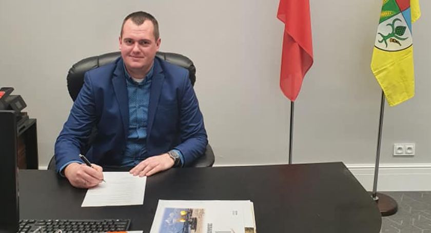 Dla małego Jasia zasiadł w fotelu Starosty. Radny Mateusz Piórkowski zwycięzcą licytacji