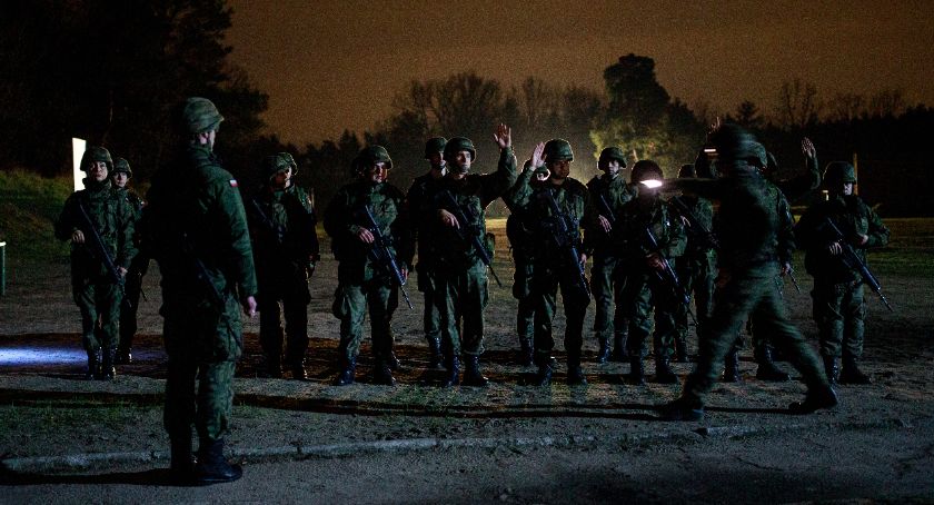 Są zaangażowani w walkę z covid, a jednocześnie szkolą się  na poligonach