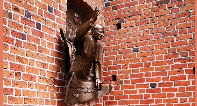Przasnysz podobnie jak Kraków i Płock ma swoje okno papieskie