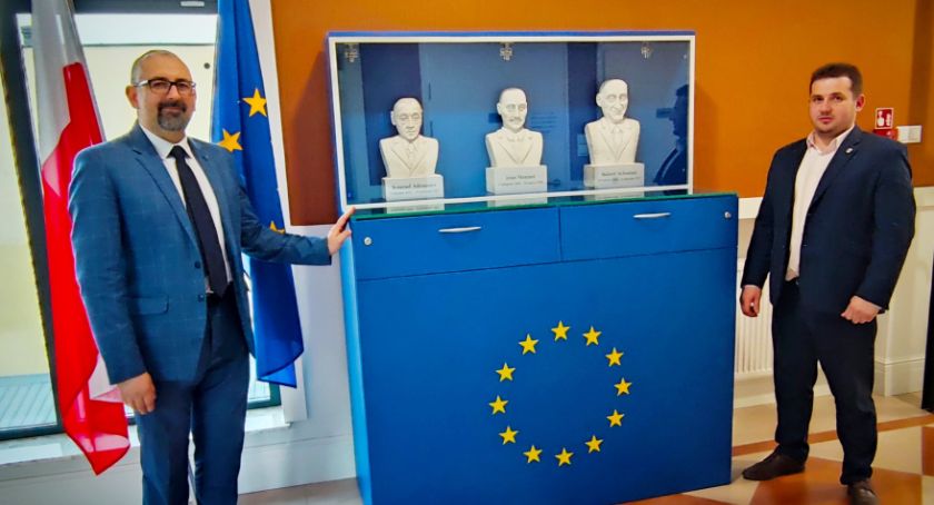 1 maja – rocznica przystąpienia Polski do Unii Europejskiej. W Starostwie w Przasnyszu odsłonięto wystawę „ojców-założycieli” UE