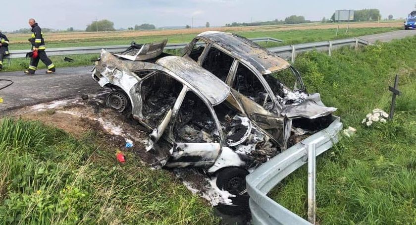 Poważny wypadek w Helenowie. Dwa auta doszczętnie spłonęły