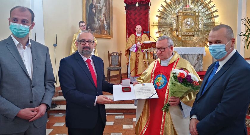 Ojciec Wiesław Wiśniewski, proboszcz parafii św. Stanisława Kostki, z medal Starosty Przasnyskiego Gloria Prasnensis Terrae