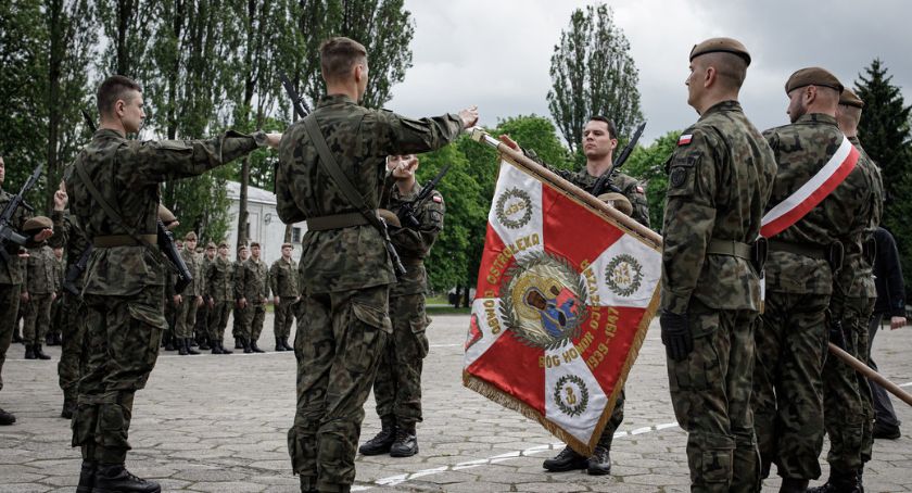 Wierny przysiędze wojskowej, świadom godności podoficera Wojska Polskiego, składam Tobie Ojczyzno uroczyste ślubowanie – przysięga i ślubowanie w 5 MBOT