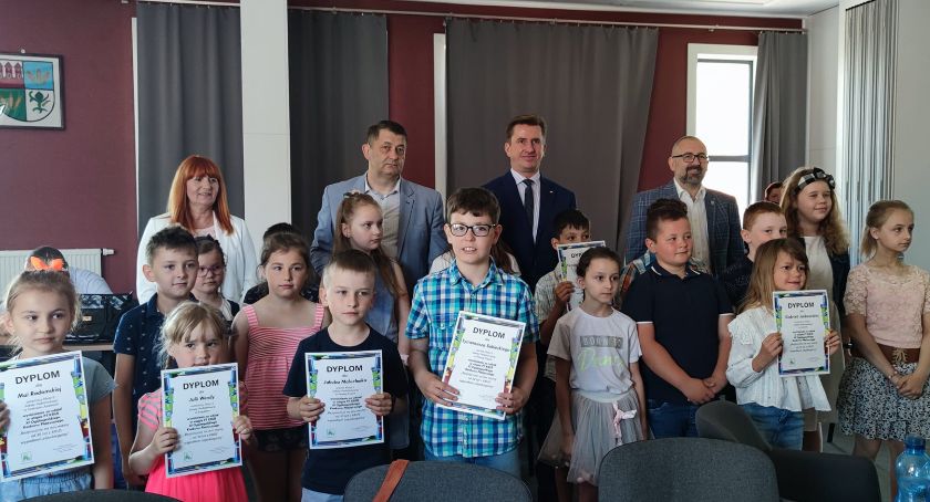 Finał XI Ogólnopolskiego Konkursu Plastycznego dla Dzieci w powiecie przasnyskim: Starosta wręczył dwa rowery!