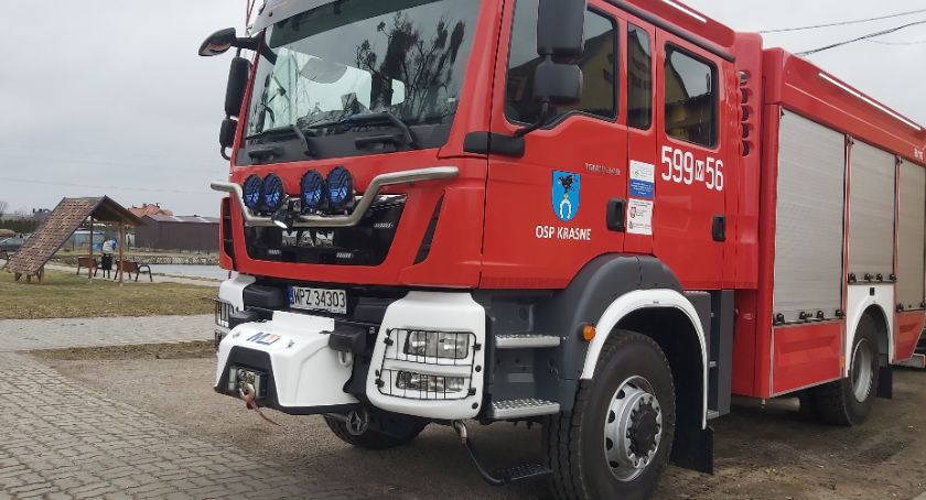 Pożar opon ciągnika i rozrzutnika w Lesznie. Mogło dojść do tragedii