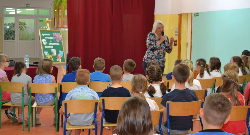 Uczniowie z Bogatego i Leszna spotkali się z Agnieszką Frączek, znaną autorką wierszy i opowiadań