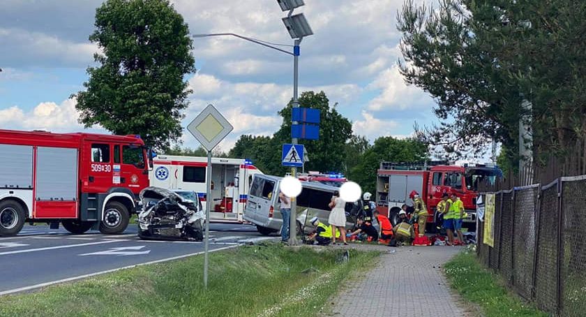 Poważny wypadek w Karniewie. Poszkodowane 6 osób. Wezwano śmigłowiec LPR-u.