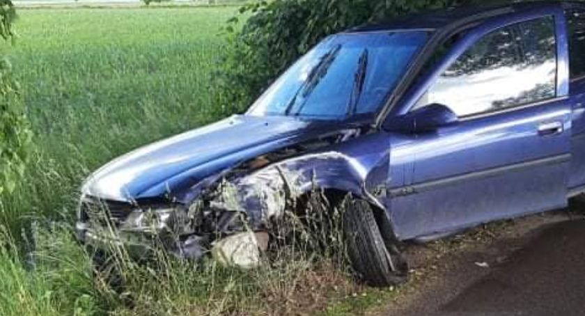 Dębiny: Samochód osobowy uderzył w drzewo [Aktualizacja]
