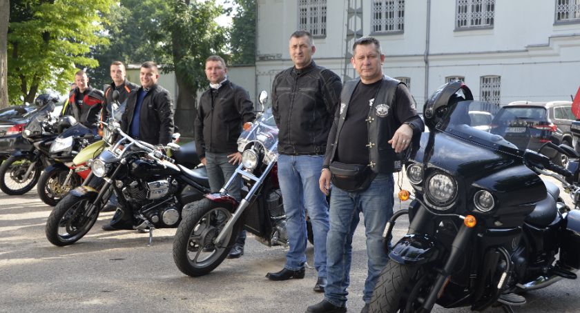 Święto 5 Mazowieckiej Brygady Obrony Terytorialnej z motocyklami w tle 