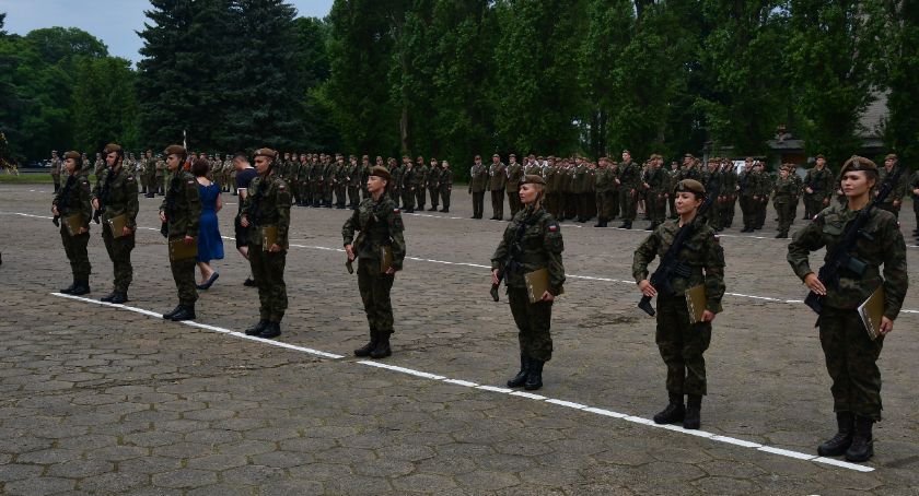 szer. Justyna Banach wyróżniona listem gratulacyjnym. Wspólna przysięga uczniów klas mundurowych i terytorialsów
