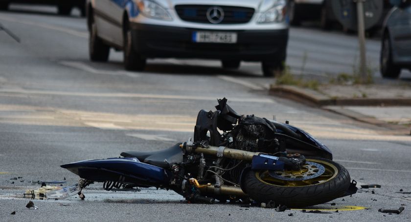 Poważny wypadek drogowy z udziałem czterech motocyklistów. Dwie osoby poszkodowane