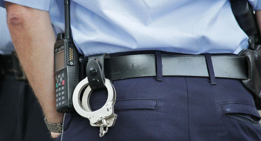 Zwłoki i pobity mężczyzna w pustostanie w Przasnyszu