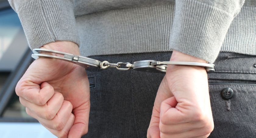 Wielodróż. 32 latek w stanie nietrzeźwości i z sądowym zakazem, spowodował kolizję drogową.