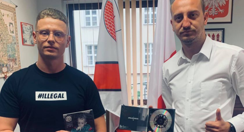 Burmistrz Łukasz Chrostowski pogratulował Maciejowi Małeckiemu Macięty
