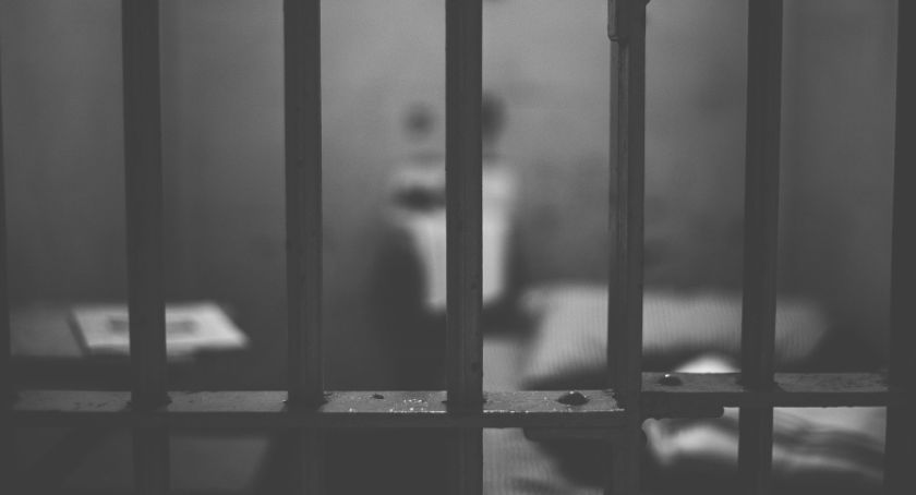 Związali 24-latka, wywieźli do lasu i pobili. Najbliższe trzy miesiące spędzą w areszcie