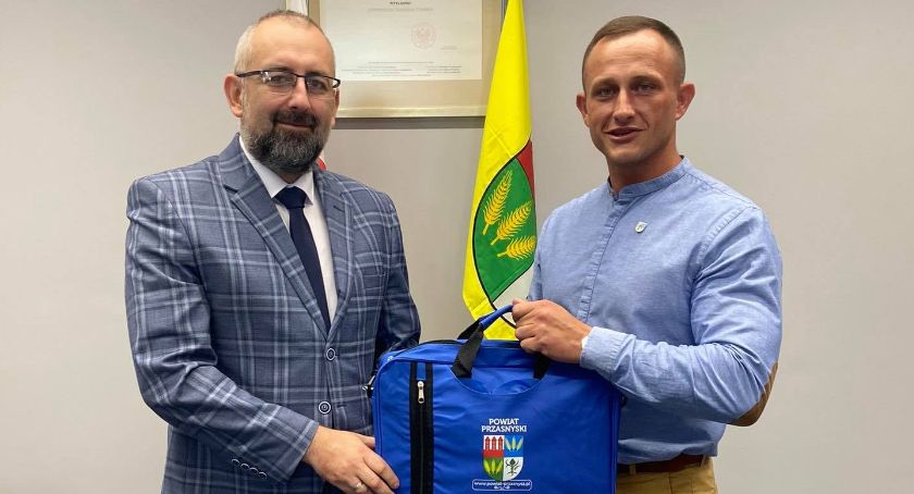Mariusz Cichowski wcielił się w rolę włodarza powiatu