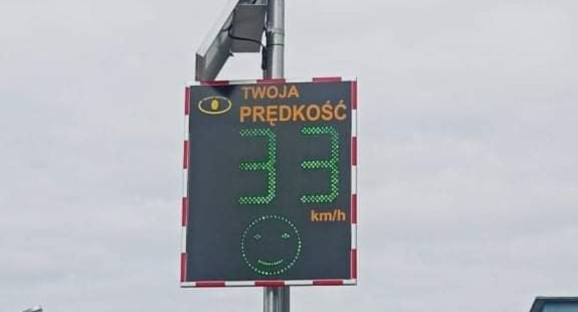 Przejścia dla pieszych przy przasnyskiej Trójce bezpieczniejsze. Zamontowano radarowe wyświetlacze prędkości