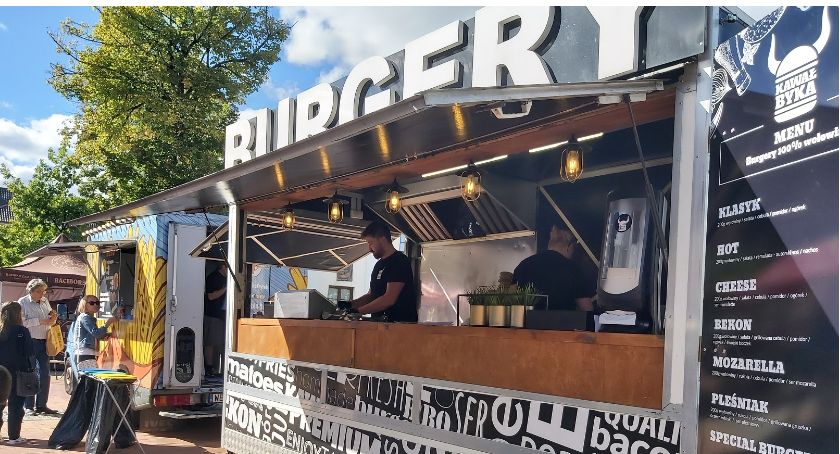 Trwa smakowity weekend na Rynku Miejskim czyli Foodtruckowy Chill Przasnysz