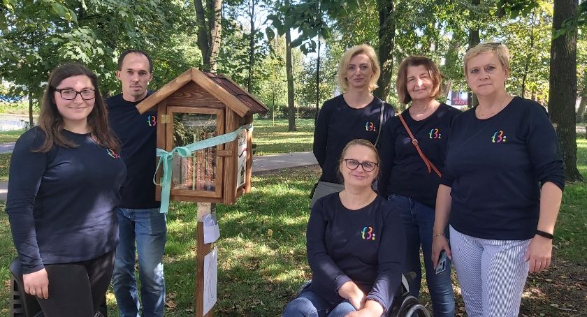 Poranek z Czerwonym Kapturkiem oficjalnie otworzył Plenerowe Biblioteczki [Foto + wideo]