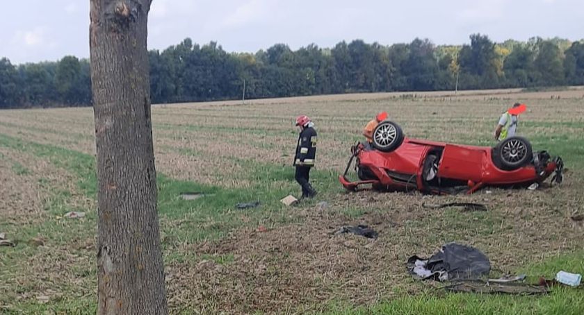 Osobówka wypadła z drogi w Golanach. Jedna osoba poszkodowana
