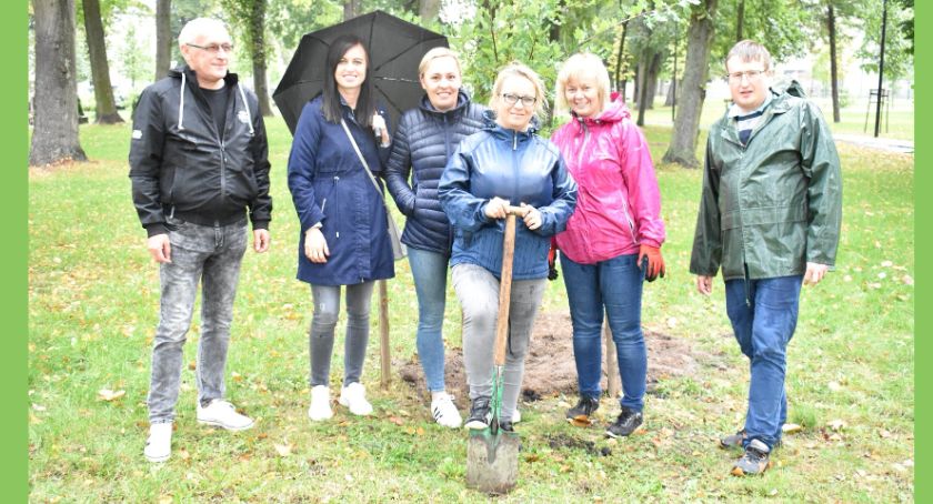 Im pogoda nie straszna. Posadzili dęby a eko-warsztaty przenieśli pod dach